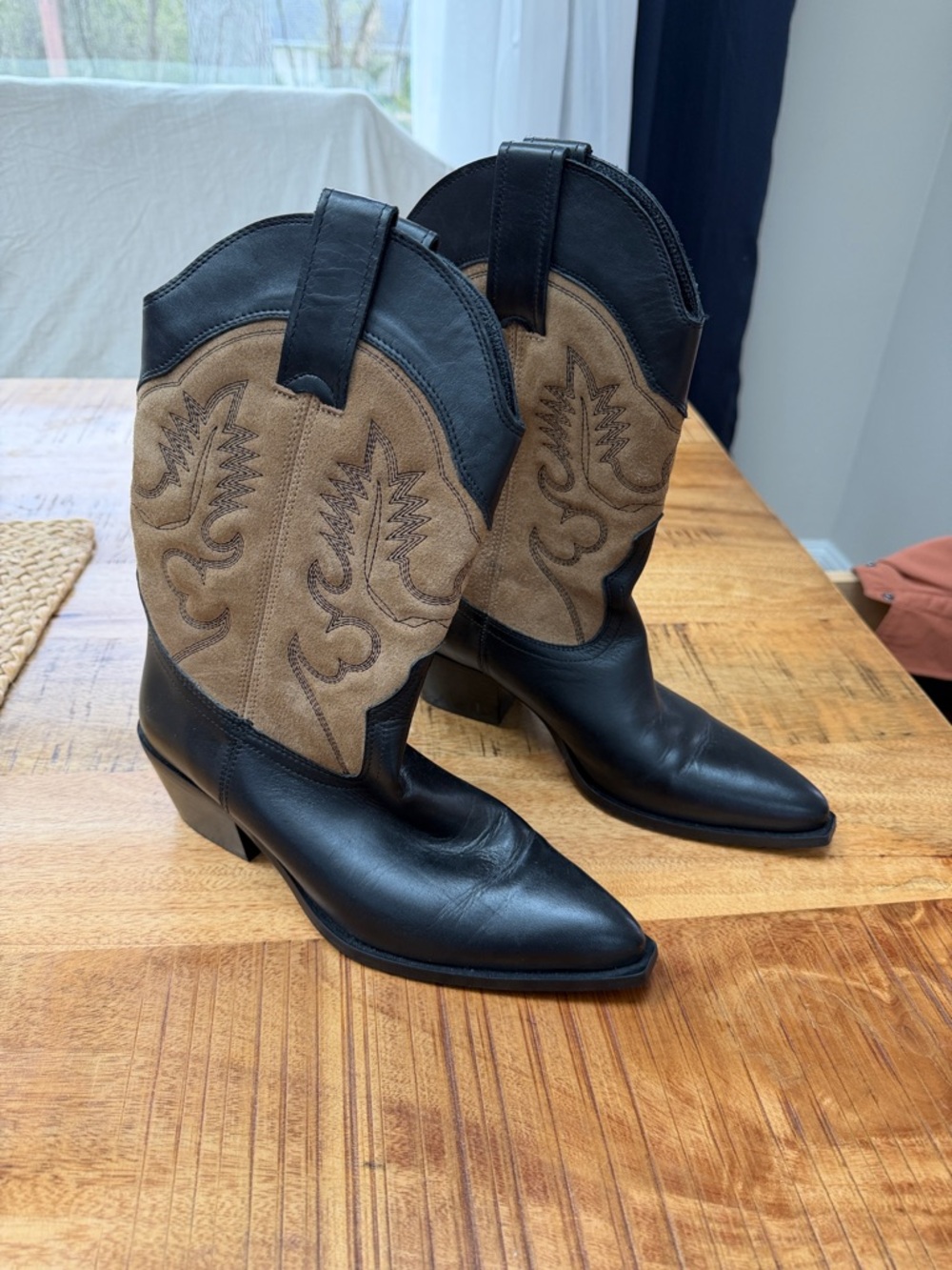 Women’s Black and Tan Western Cowboy Boots